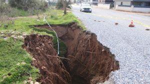 Aydın’da yol çöktü, 20 metrelik obruk oluştu