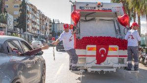 Aydın’ın Kuşadası ilçesinde çöp kamyonundan karanfil dağıtıldı