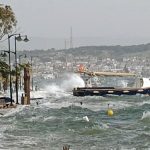 Balıkesir’de deniz taştı, sokakları su bastı