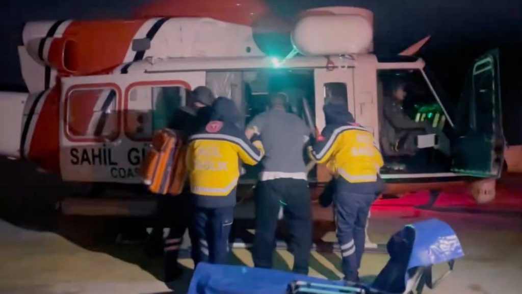 Balıkesir’de sahil güvenlik 2 vatandaşın tahliyesini sağladı