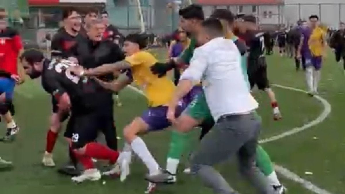 Bartın’da amatör lig maçında saha karıştı: 11 kırmızı kart çıktı