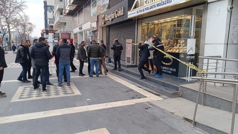 Batman’da kar maskeli soyguncular kuyumcuyu vurdu