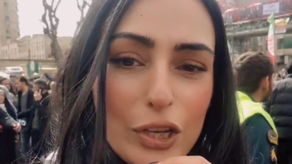 BBC’de görev yapan gazeteci İran’ı başörtüsü takmadan dolaştı