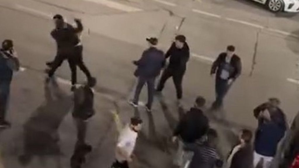 Beylikdüzü’nde arkadaş kavgası kameraya yansıdı