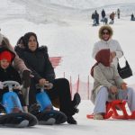 Bitlis’te anne ve çocuklarının kar keyfi