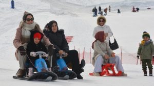 Bitlis’te anne ve çocuklarının kar keyfi