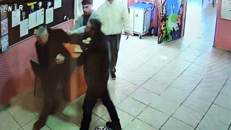 Bitlis’te veliler okul müdürlerine saldırdı: Görüntüler ortaya çıktı