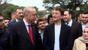 Boğaziçi öğrencileri Cumhurbaşkanı Erdoğan’ı karanfille karşıladı