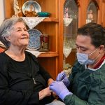 Bornova’da yaşlı ve engelliler evlerinde yalnız değil