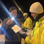 Burdur’da trafikte gülümseten anlar: Ehliyetini zarftan polis çıkardı