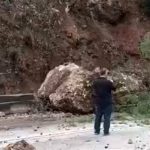 Burdur’da yola düşen dev kayalar, ulaşımı aksattı