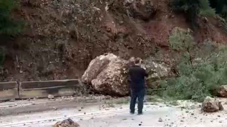 Burdur’da yola düşen dev kayalar, ulaşımı aksattı