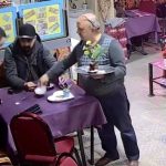 Bursa’da 50 yıllık çaycıdan müşterilere ‘dökme’ şakası