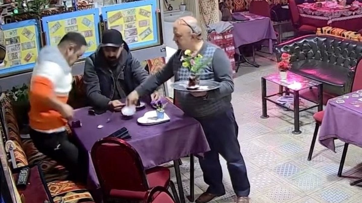 Bursa’da 50 yıllık çaycıdan müşterilere ‘dökme’ şakası