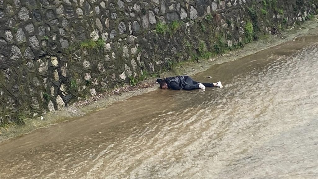 Bursa’da dereye düşen vatandaş kalp masajı ile hayata tutundu