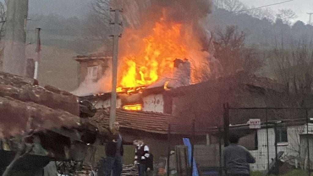 Bursa’da evlerinde yangın çıkan çift öldü