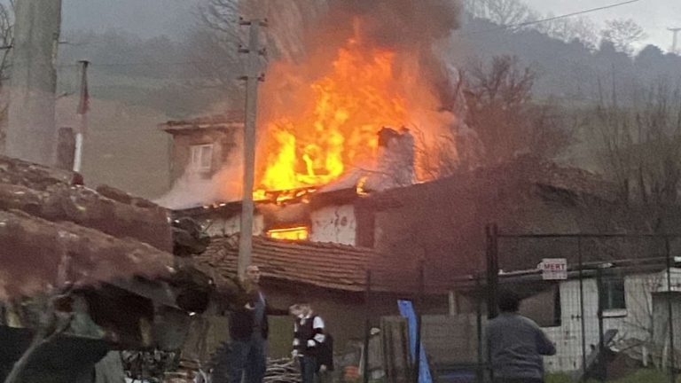 Bursa’da evlerinde yangın çıkan çift öldü