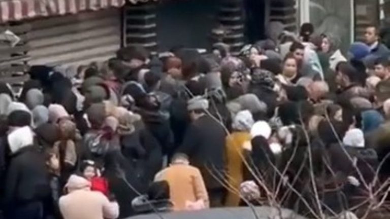 Bursa’da indirim haberini duyan koştu