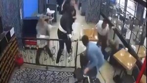 Bursa’da kafede masa ve sandalyeler havada uçuştu: Aralarında para toplayıp masrafı ödediler