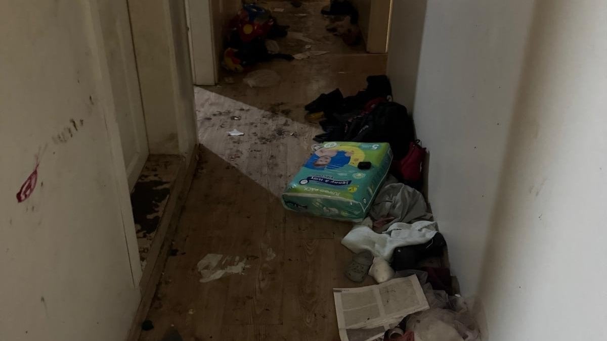 Bursa’da kira ödemedikleri daire çöpe döndü