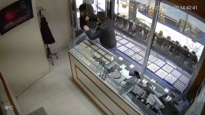 Bursa’da kuyumcu soygunu güvenlik kamerasına yansıdı