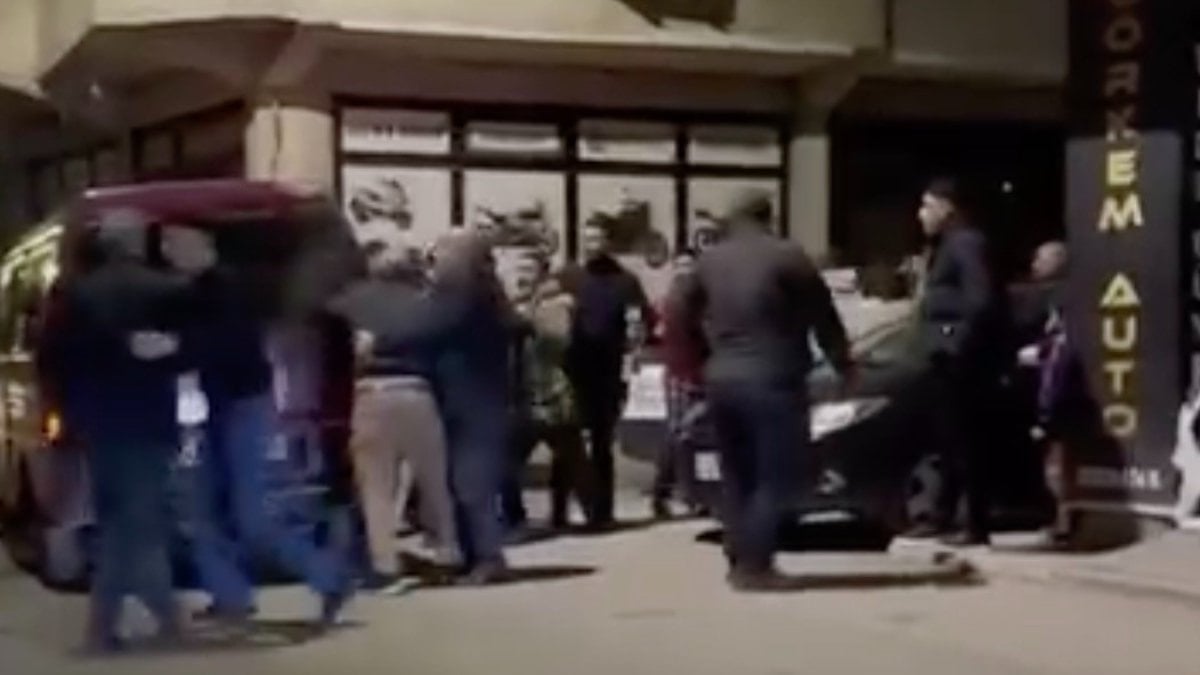 Bursa’da mahallede aileler arasındaki kavga kamerada