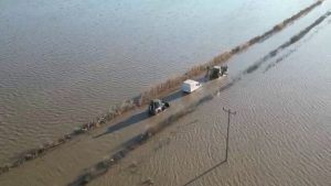 Bursa’da sel sularında araçta mahsur kaldı