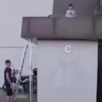 Bursa’da siparişe giden kurye, çatıda mahsur kalan çocuğu kurtardı