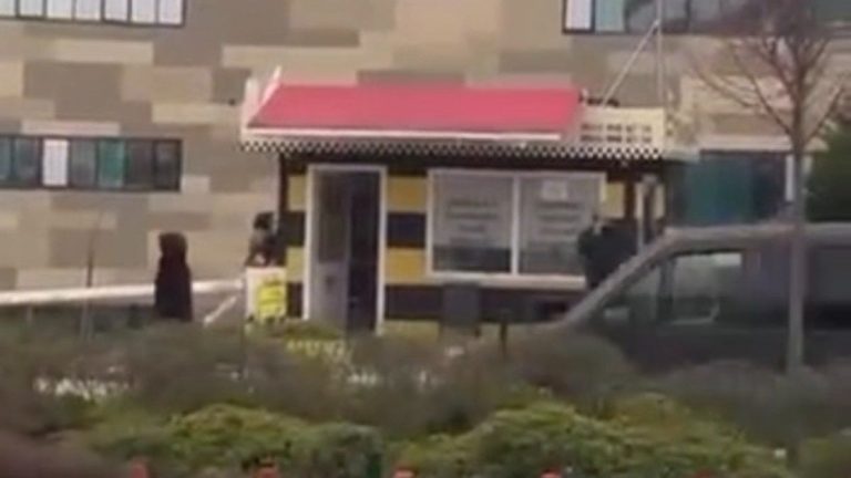 Bursa’da taksi bulamayınca durağı böyle dağıttı: Görenler şoka girdi