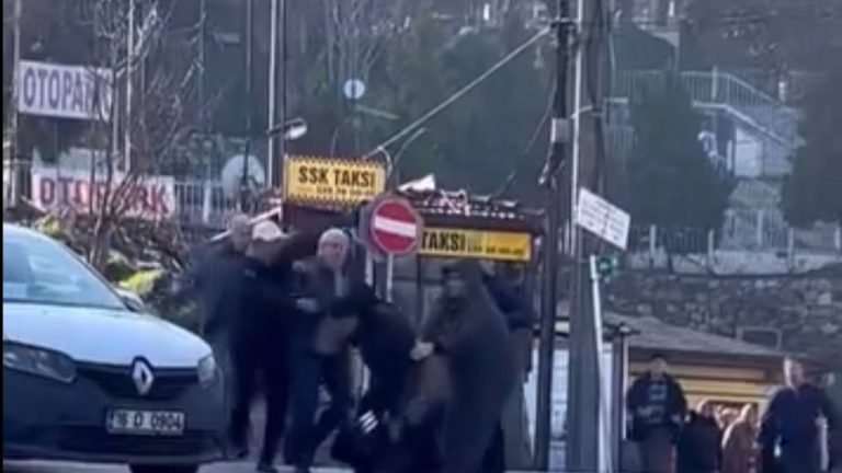 Bursa’da yol verme kavgası: Yumruklar havada uçuştu