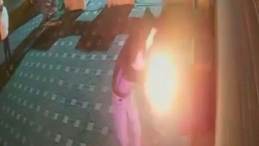 Büyükçekmece’de iş yerine molotoflu saldırı kamerada