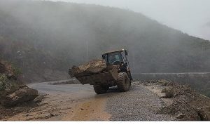 Büyükşehir ekiplerinin Alanya yollarında kış mesaisi sürüyor