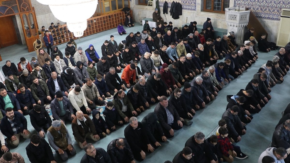 Camiler ilk teravih namazı için doldu