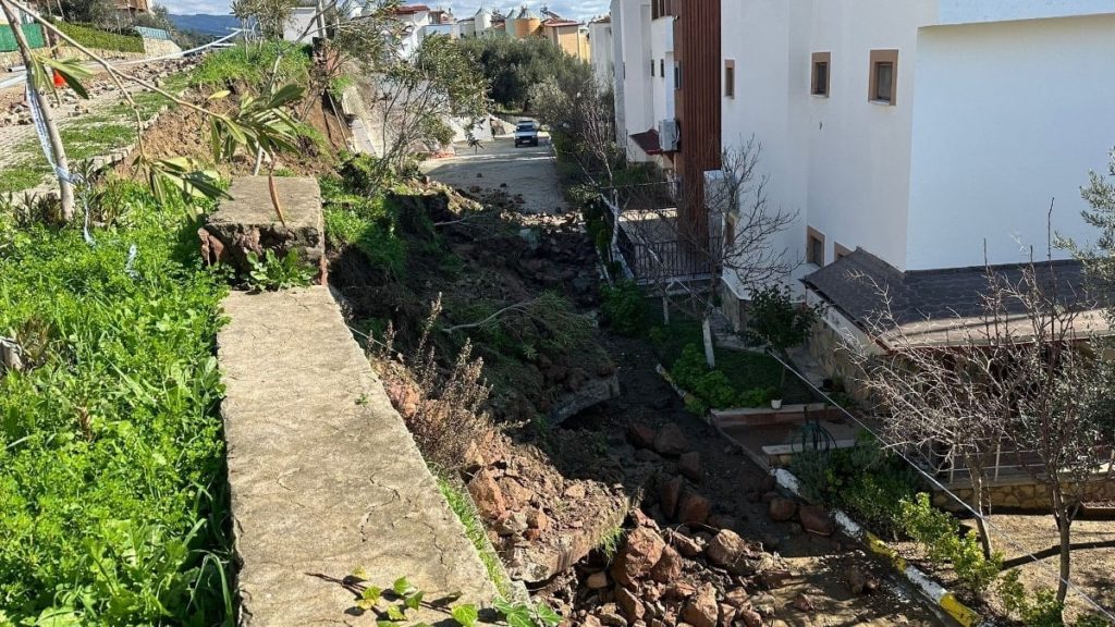 Çanakkale’de sağanak alarmı: Sitenin istinat duvarı çöktü