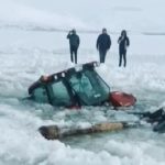 Çıldır Gölü’nde kar temizleme çalışması yapan traktör göle düştü