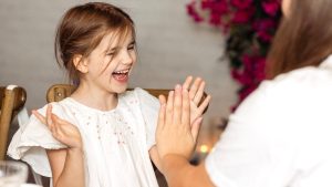 Çocuğa sürekli “aferin” demek sandığınız kadar masum olmayabilir