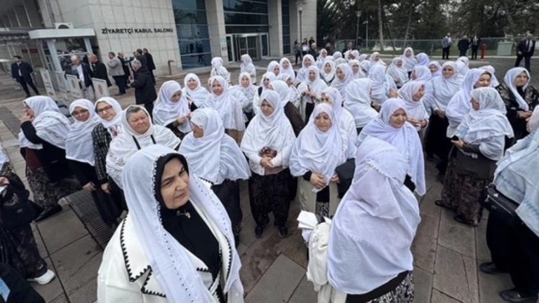 Cumhurbaşkanı Erdoğan davet etti: Zeynep Güneş 100 tülbentli kadınla grup toplantısında