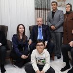 Cumhurbaşkanı Erdoğan, depremzede aileyi evinde ziyaret etti