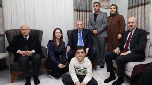 Cumhurbaşkanı Erdoğan, depremzede aileyi evinde ziyaret etti