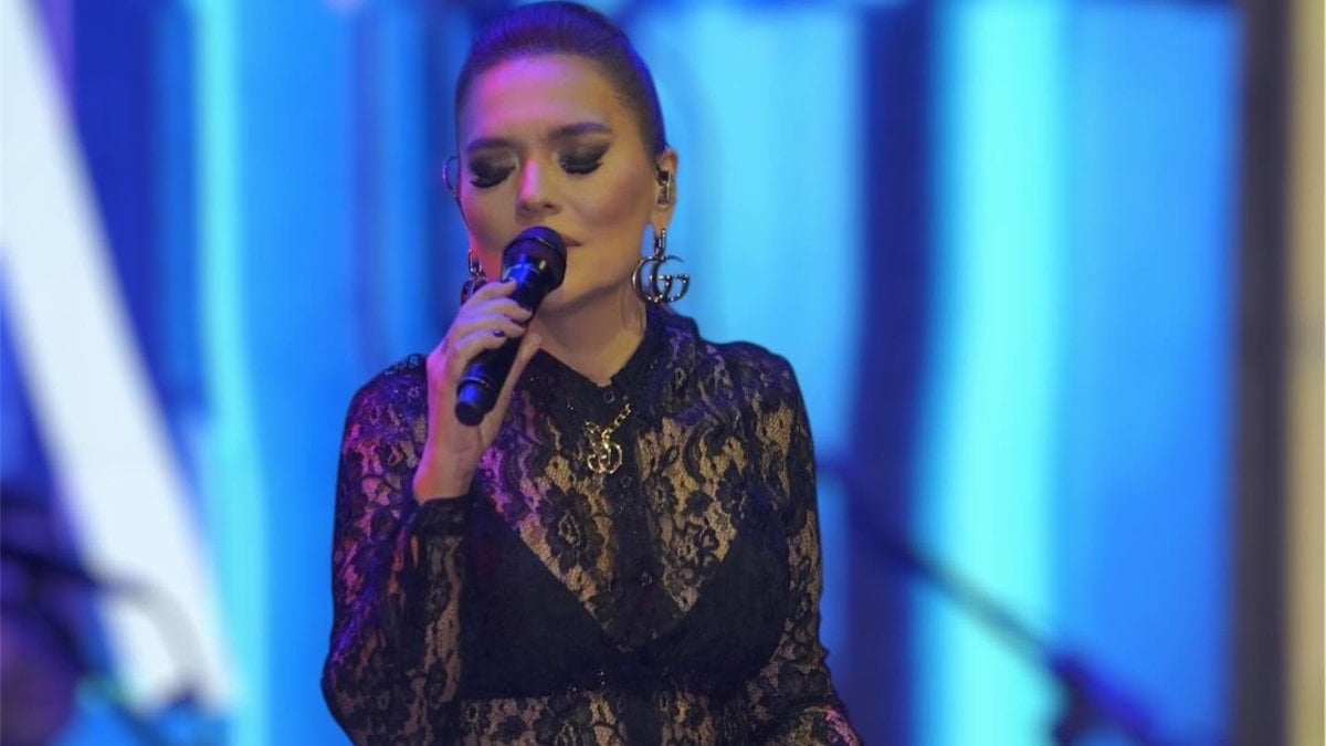 Demet Akalın geçmişe götürdü: Estetiksiz haline yorum yağdı