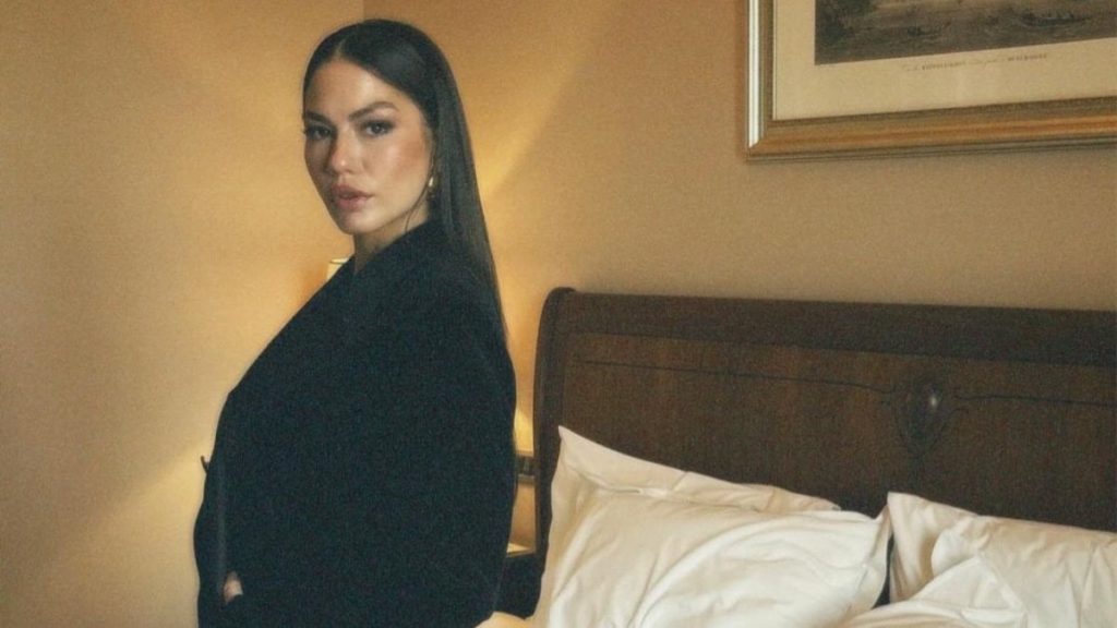 Demet Özdemir’den yeni pozlar! Kaşlarına yorum yağdı