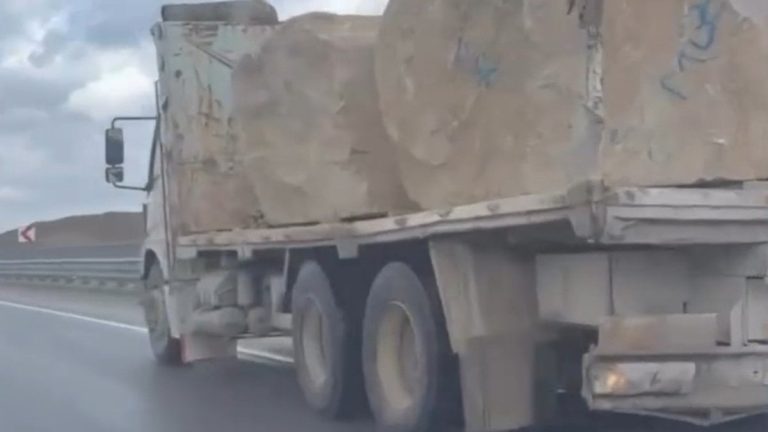 Denizli’de güvenliksiz traverten taşımasına ağır ceza