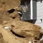 Denizli’de inşaat alanından kopan kaya binanın üzerine düştü