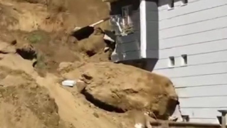 Denizli’de inşaat alanından kopan kaya binanın üzerine düştü