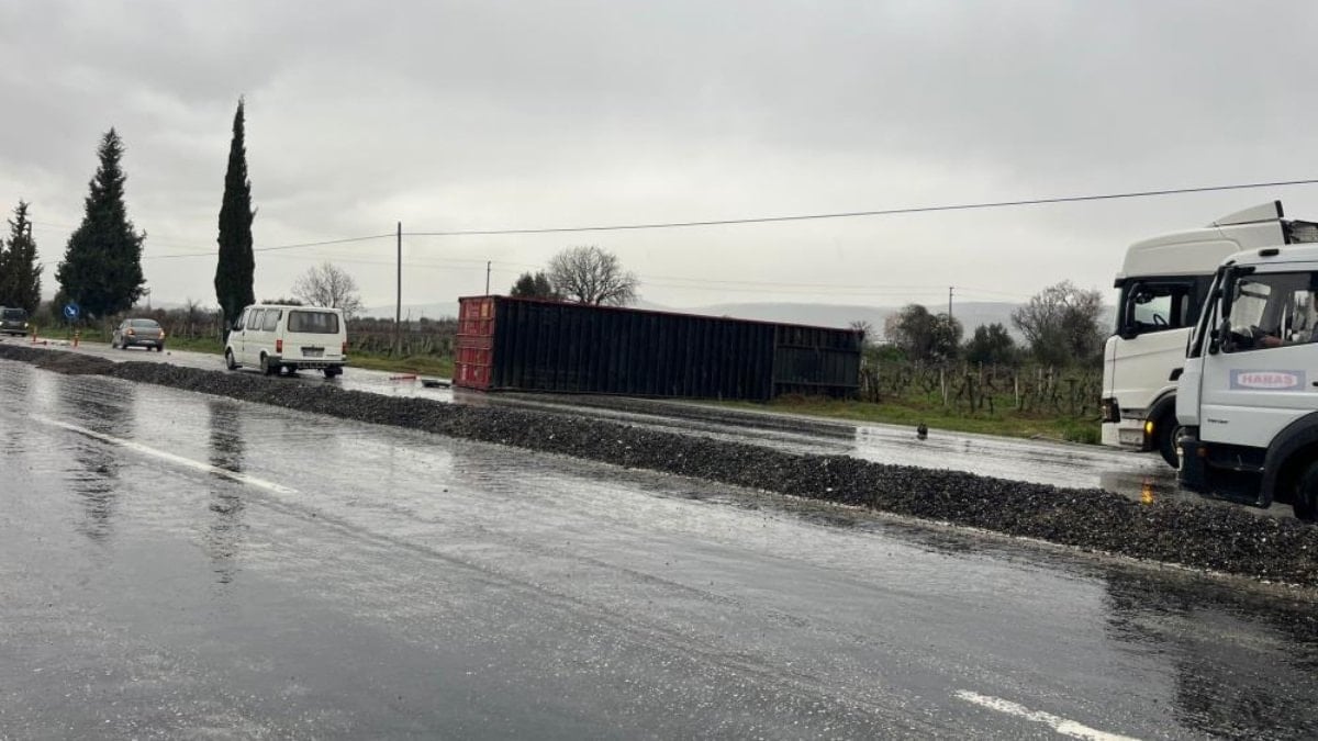 Denizli’de kaygan yol, tır kazasına neden oldu