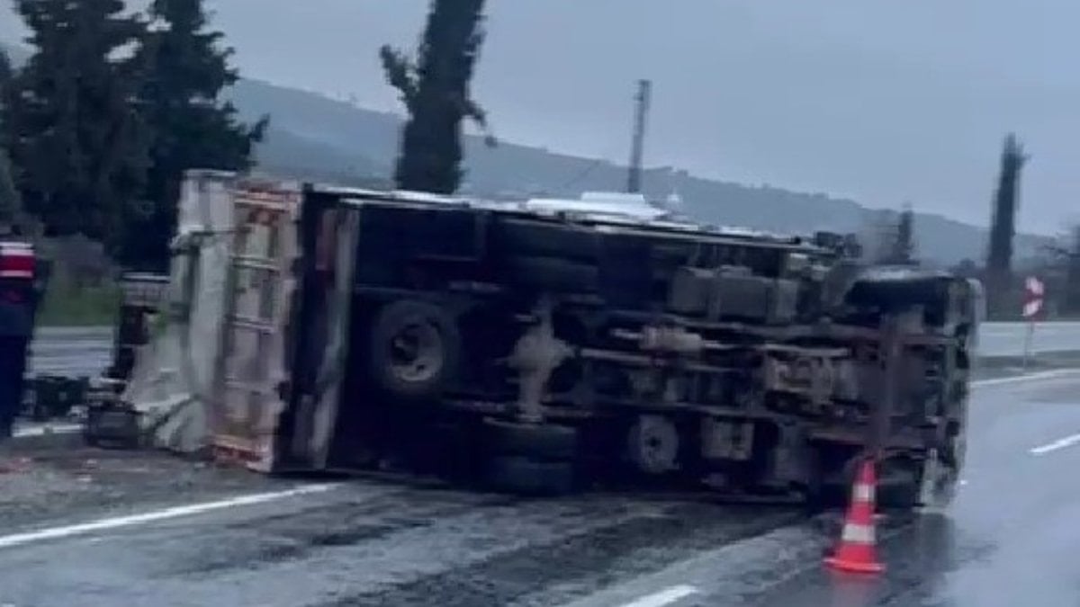 Denizli’de portakal yüklü kamyon refüje devrildi