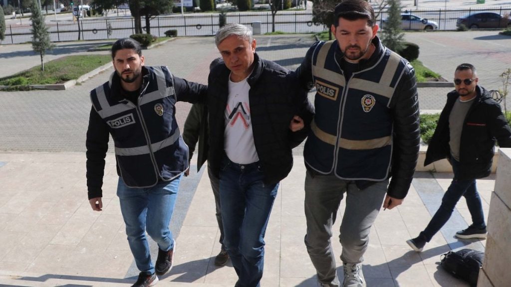 Denizli’de sigara içtiği için tartıştığı eşini 13 bıçak darbesiyle yaraladı