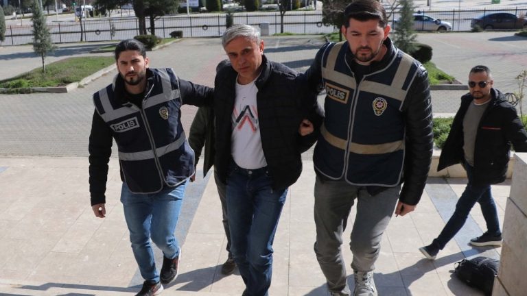 Denizli’de sigara içtiği için tartıştığı eşini 13 bıçak darbesiyle yaraladı