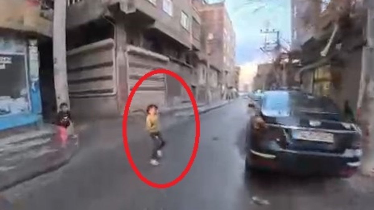 Diyarbakır’da aniden yola fırlayan çocuk ölümden döndü