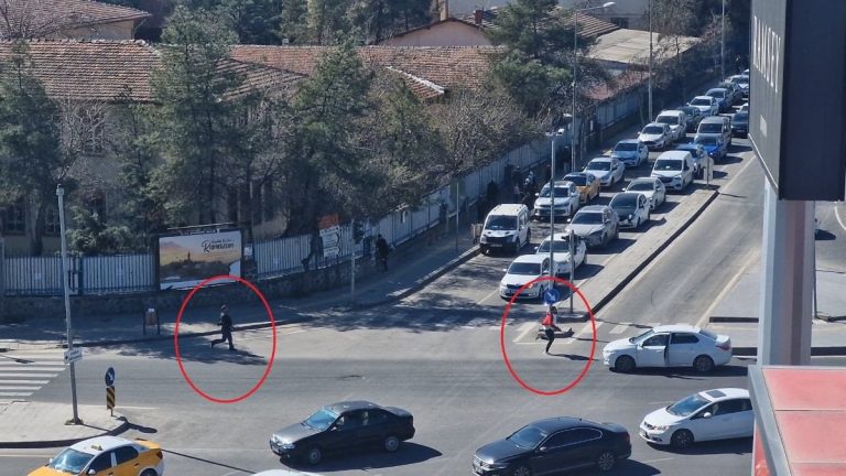 Diyarbakır’da husumetlisini gören şahıs peş peşe ateş açtı